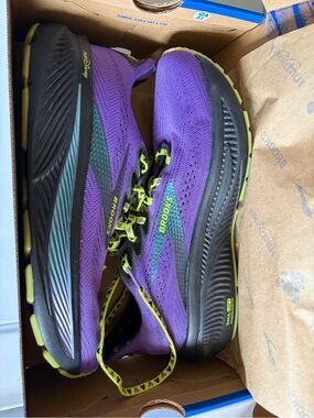 RunDisney Brooks Ghost 17 men’s 8.5 Woman’s 10D